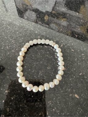 Elegant Pearl and Crystal Stretch Bracelet - White Pearls